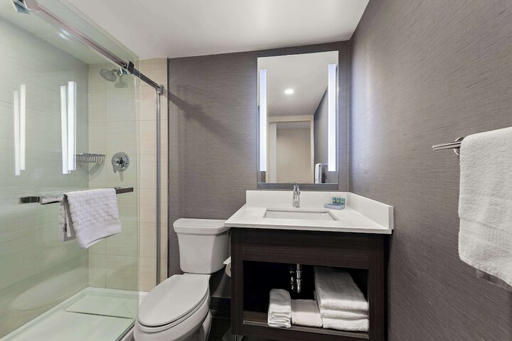 2 Queen Beds Balcony Microwave and Refrigerator Walk in Shower (15 of 24)