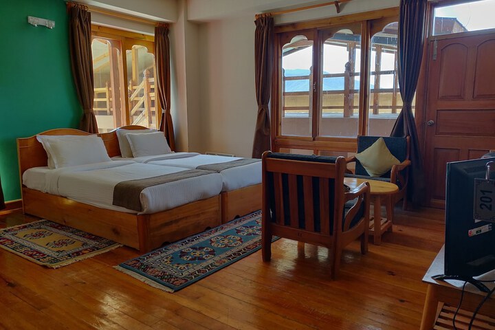 Room 2 of 10