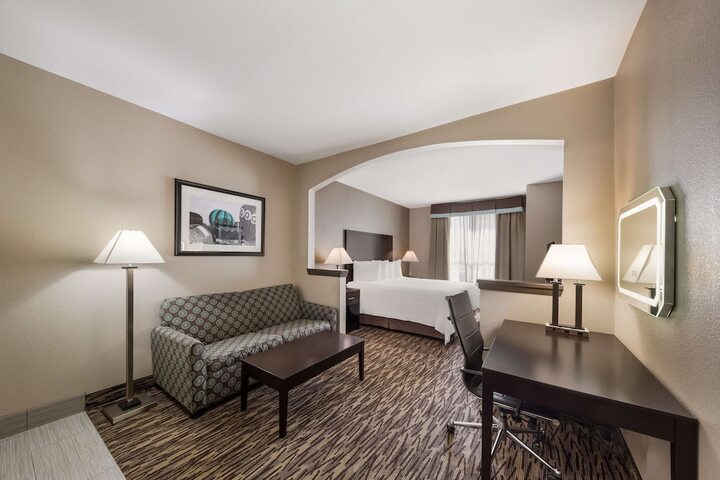 1 King Bed Suite (2 of 5)