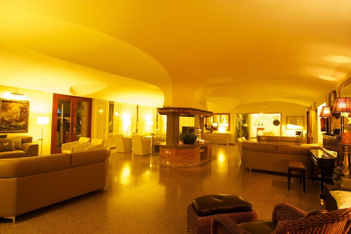 Entrance & Lobby