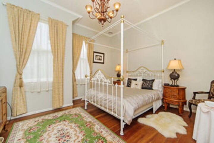 Room 32 of 73
