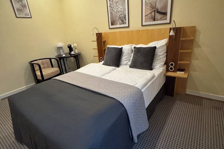 Room 7 of 32