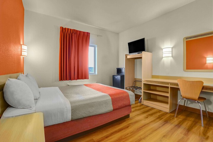 1 Queen Bed (11 of 13)