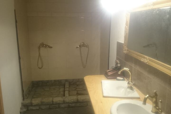 Room 8 of 11