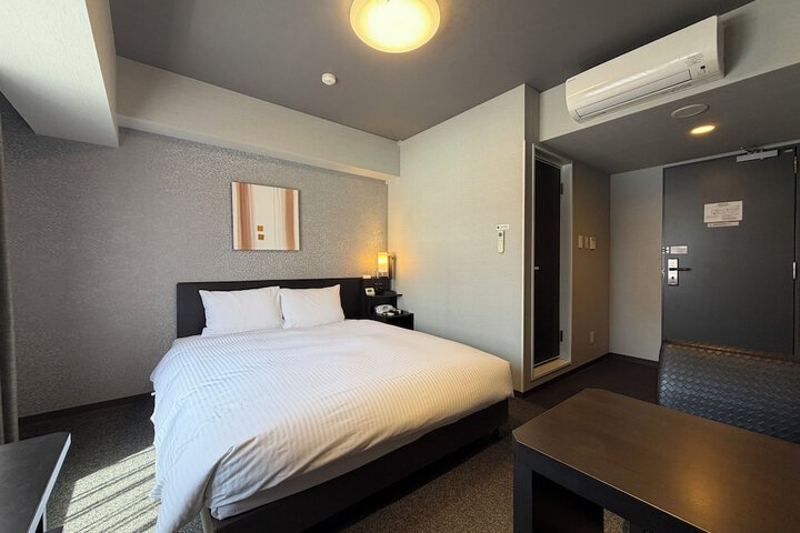 Room 12 of 27