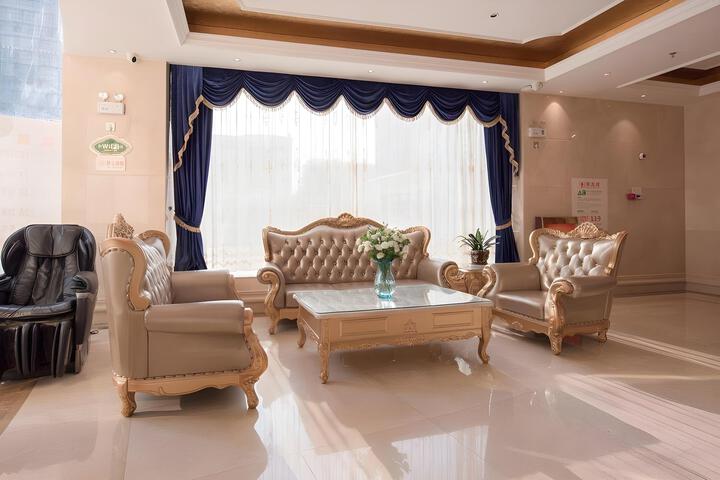 Lounge 34 of 48