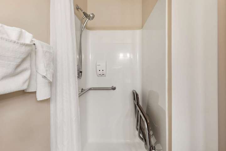 1 King Bed Microwave and Refrigerator WiFi Full Breakfast (11 of 15)