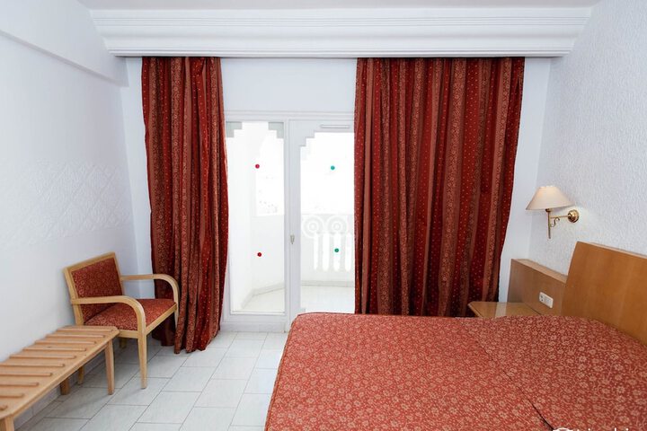 Room 9 of 26