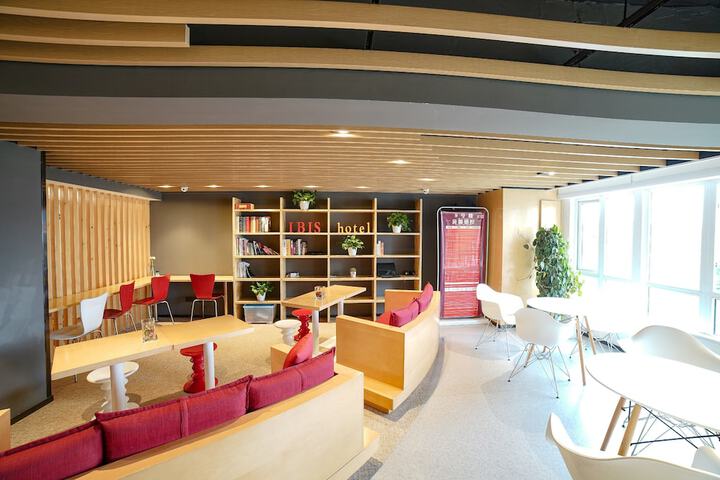 Business Center 27 of 29