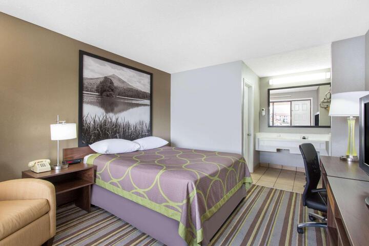 1 Queen Bed (4 of 13)