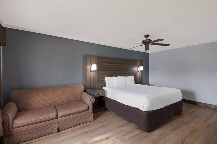 Room 15 of 34