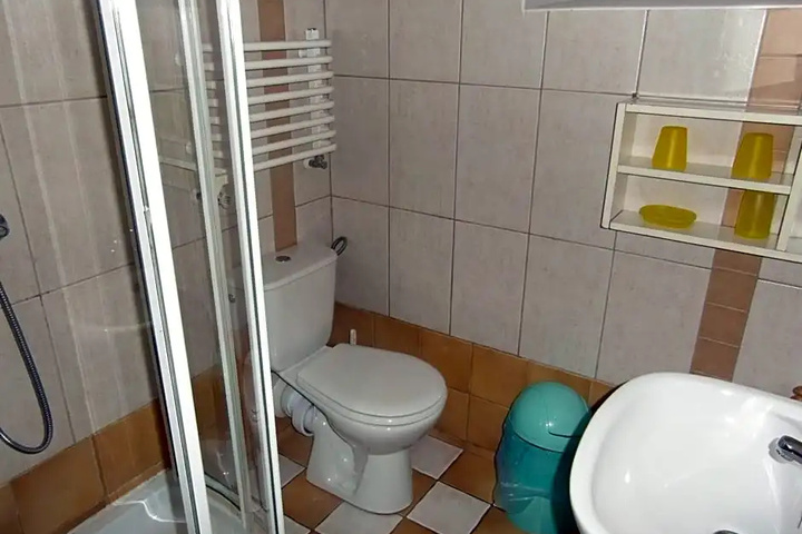 Room 6 of 15