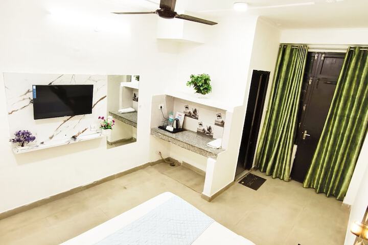 Room 5 of 42