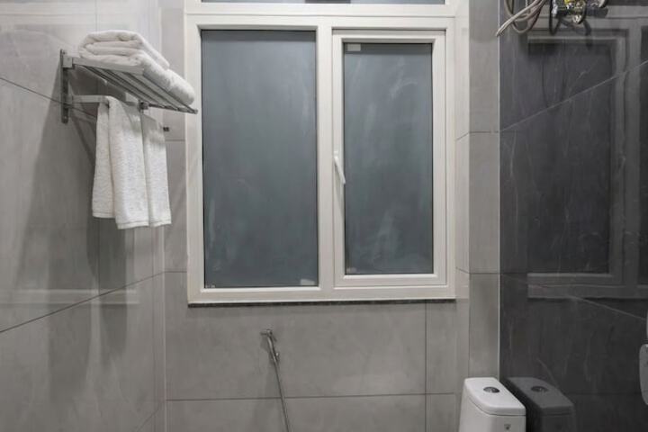 Room 6 of 12