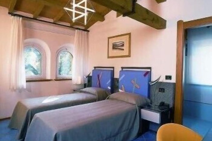 Room 6 of 43