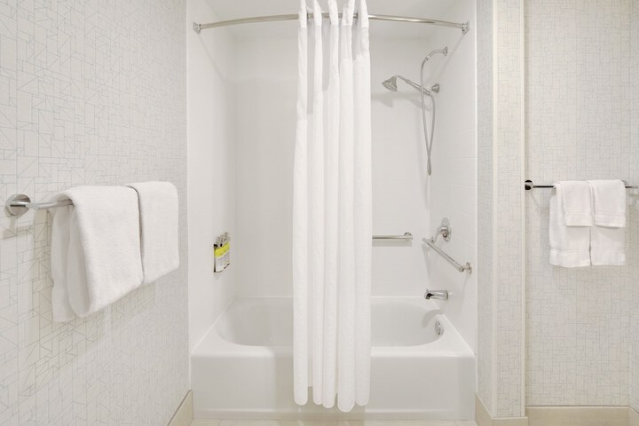 1 King Bed (6 of 9)