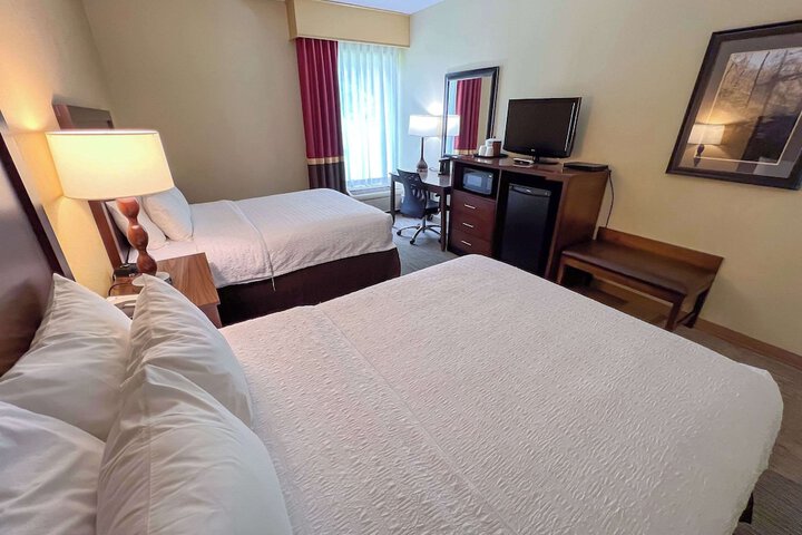 1 Queen Bed Accessible (1 of 18)