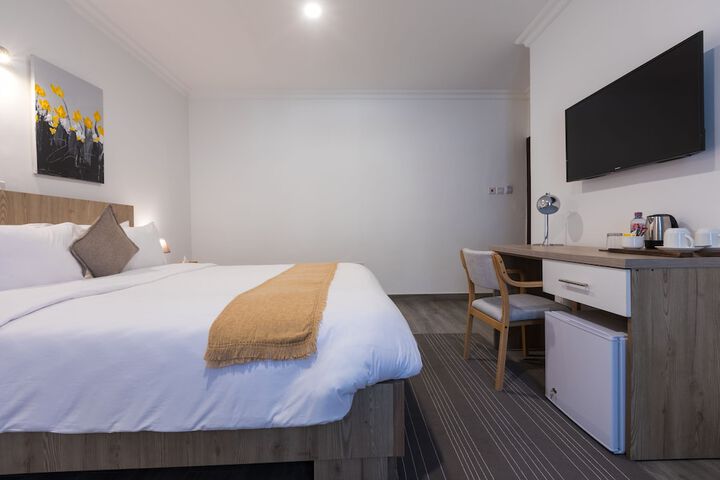 Room 8 of 90