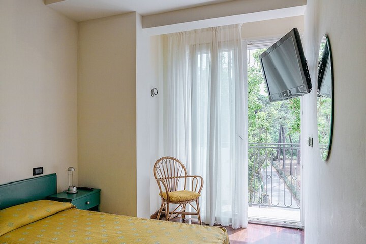 Room 28 of 90