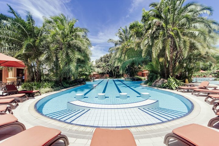 Hotel with Pool