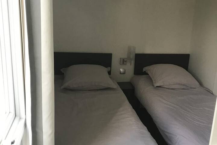 Room 4 of 25