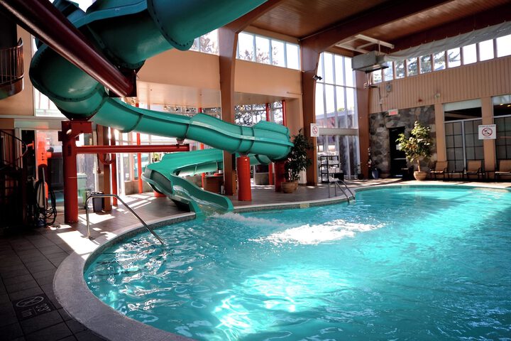 Swimming pool at Armon Plaza Montreal Airport