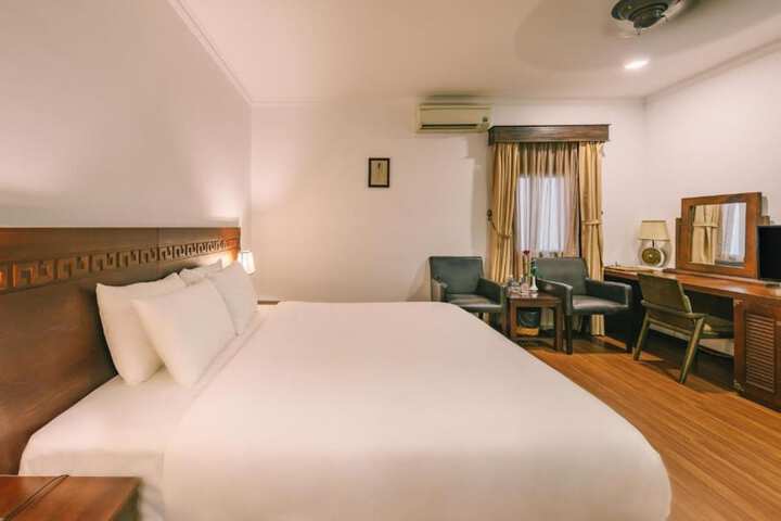 Room 6 of 68