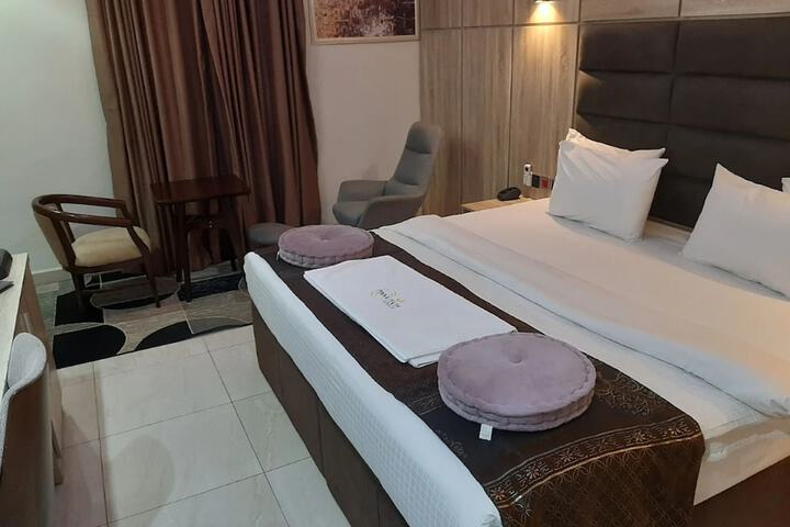 Room 3 of 10