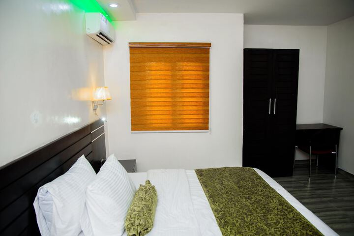 Room 4 of 23