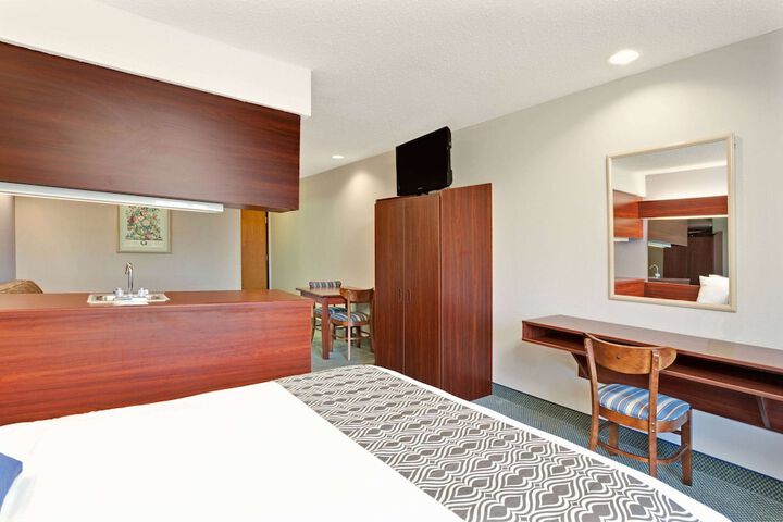 1 Queen Bed Accessible Room (7 of 12)