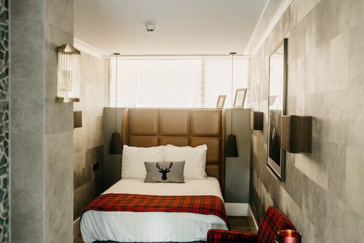 Room 6 of 93