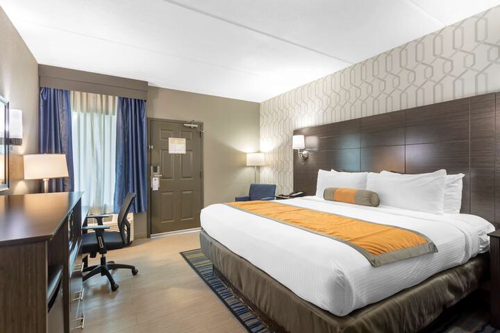 1 King Bed Exterior Entrance First Floor Microwave and Refrigerator WiFi Pet Friendly Room Full Breakfast (7 of 10)