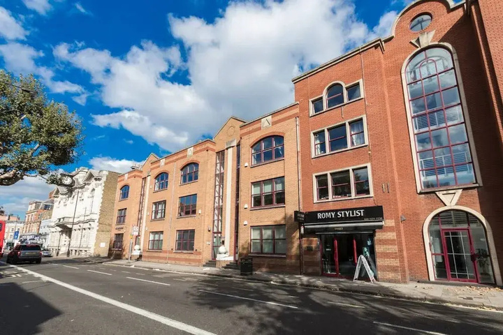 2 bed With Roof Terrace & car Space-2 Mins to Tube