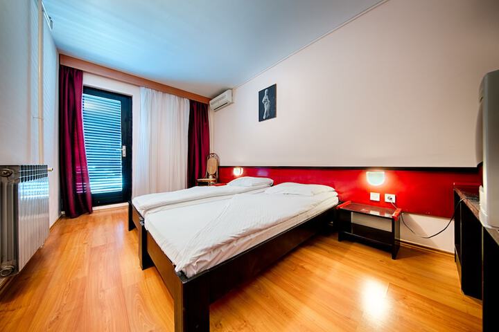 Room 10 of 48