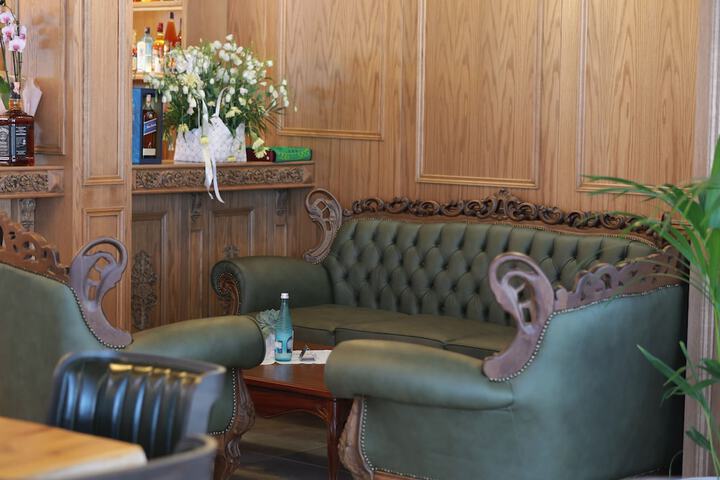 Lounge 49 of 58