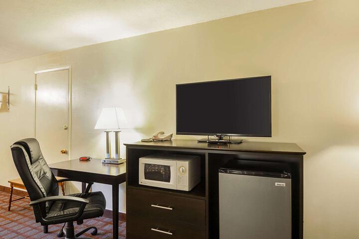 1 Queen Bed (2 of 17)