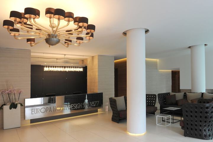 Entrance & Lobby