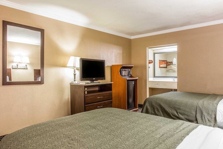 1 Queen Bed (7 of 9)