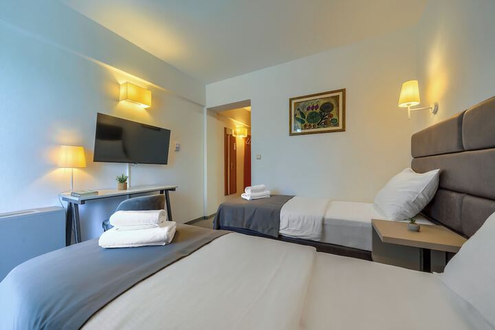Room 33 of 93