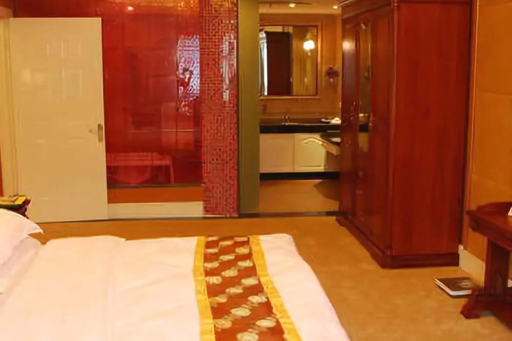 Room 4 of 8