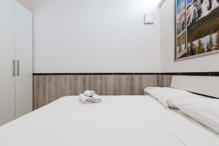Room 2 of 27