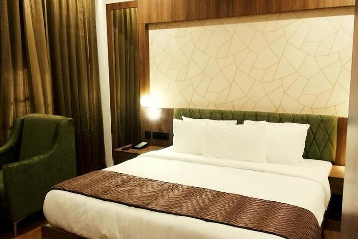 Room 8 of 16