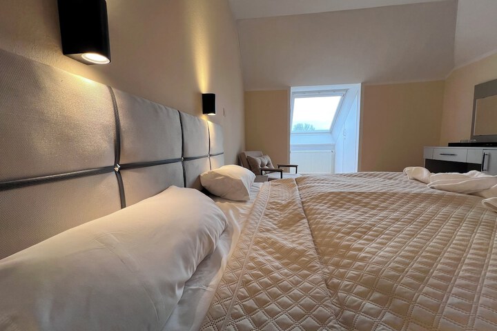 Room 3 of 28