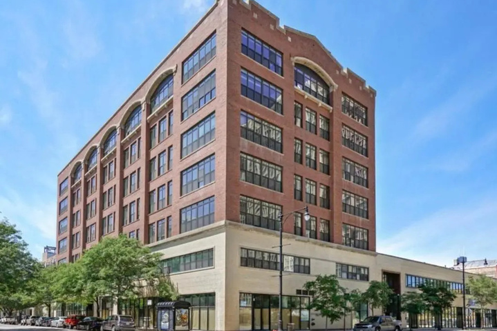 McCormick Place Huge 2b 2b Loft with optional parking that sleeps up to 6