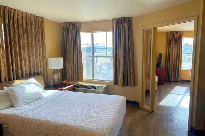 Suite Queen Bed (1 of 19)
