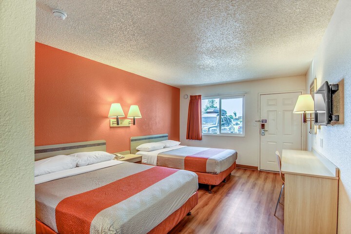 Standard Room, King or Two Doubles (8 of 10)