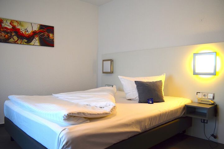 Room 12 of 28