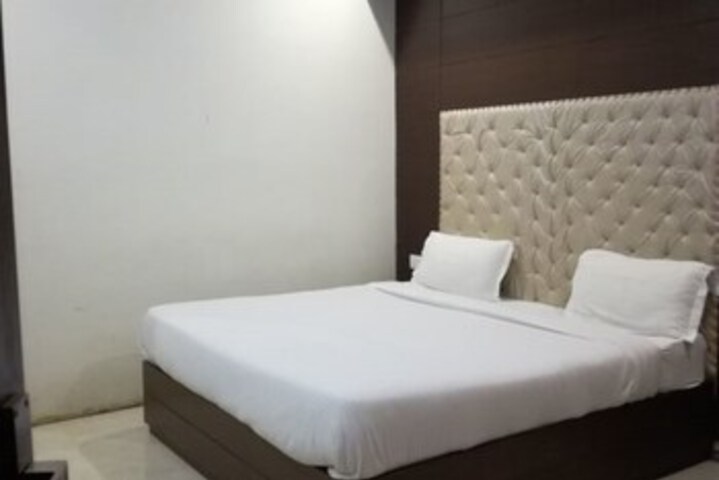 Room 11 of 12