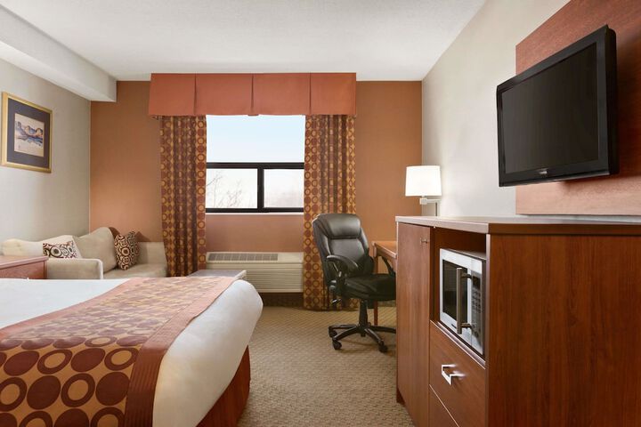 1 Queen Bed (5 of 17)
