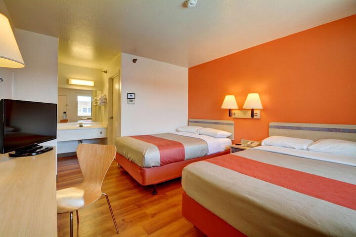 Double Bed Accessible (11 of 15)